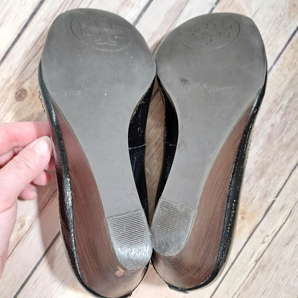 Tory Burch black patent logo Caroline wedge heels 7 - Picture 10 of 16